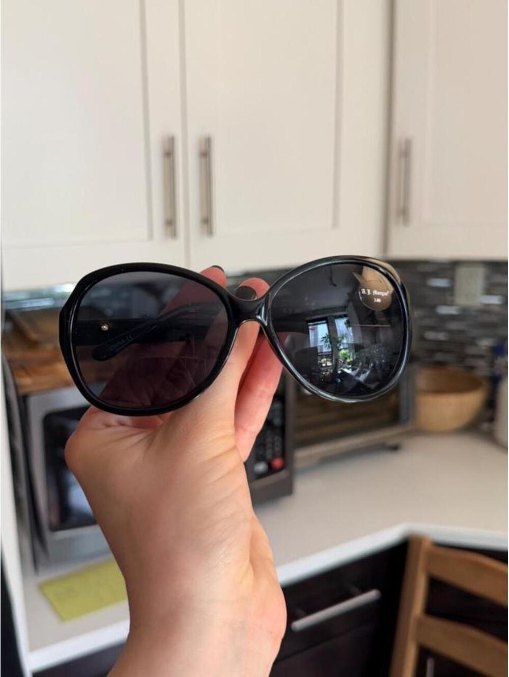Black cat eye sunglasses with dark lenses #catseye #retro